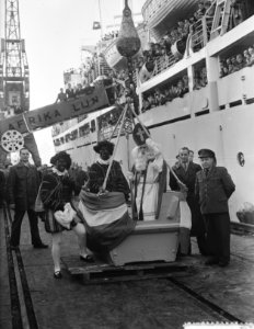 Sint Nicolaas en Zwarte Piet bezoeken het emigrantenschip de Groote Beer, Bestanddeelnr 906-8720 photo