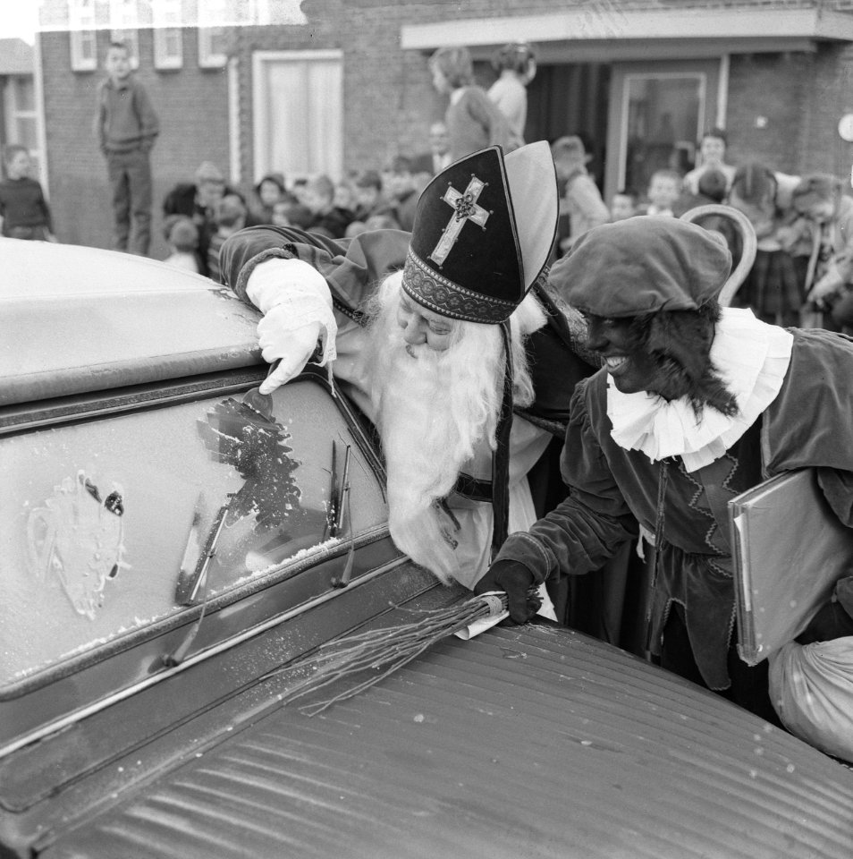 Sint Nicolaas en Piet, hun ramen van auto beslagen door vriesweer, Bestanddeelnr 915-8123