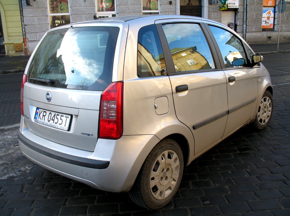 Silver Fiat Idea MultiJet in Kraków (2)