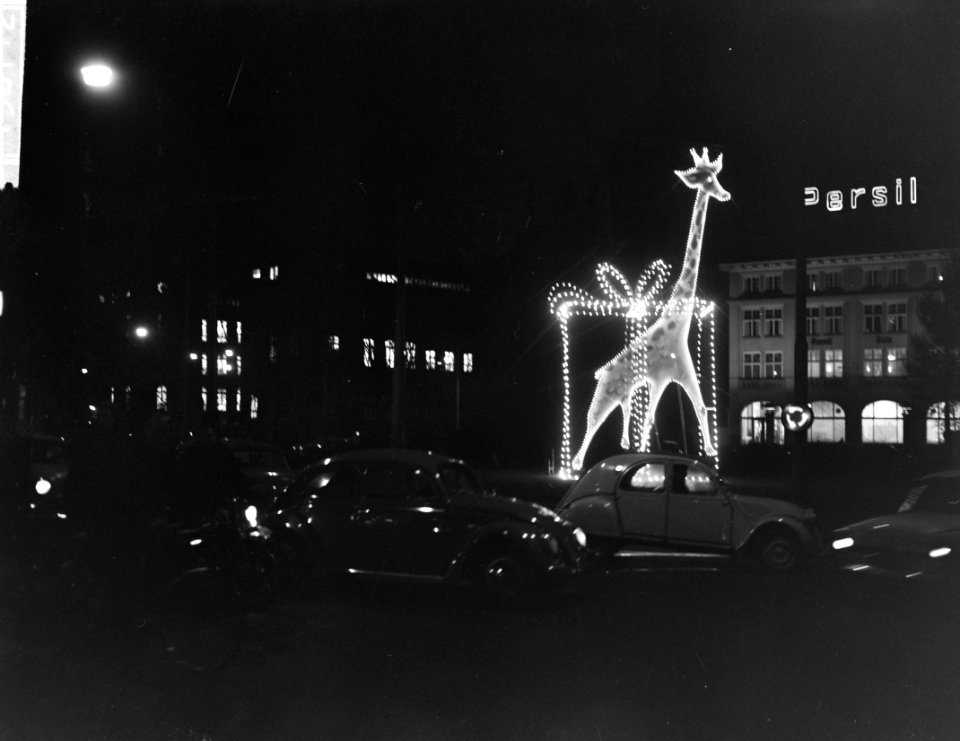Sint Nicolaas en kerstverlichting in Amsterdamse binnenstad Een giraffe op het , Bestanddeelnr 915-8112