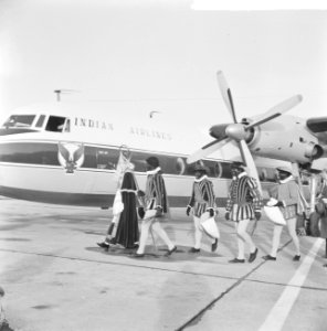 Sint arriveert per Fokker Friendship op Schiphol, Bestanddeelnr 914-5685