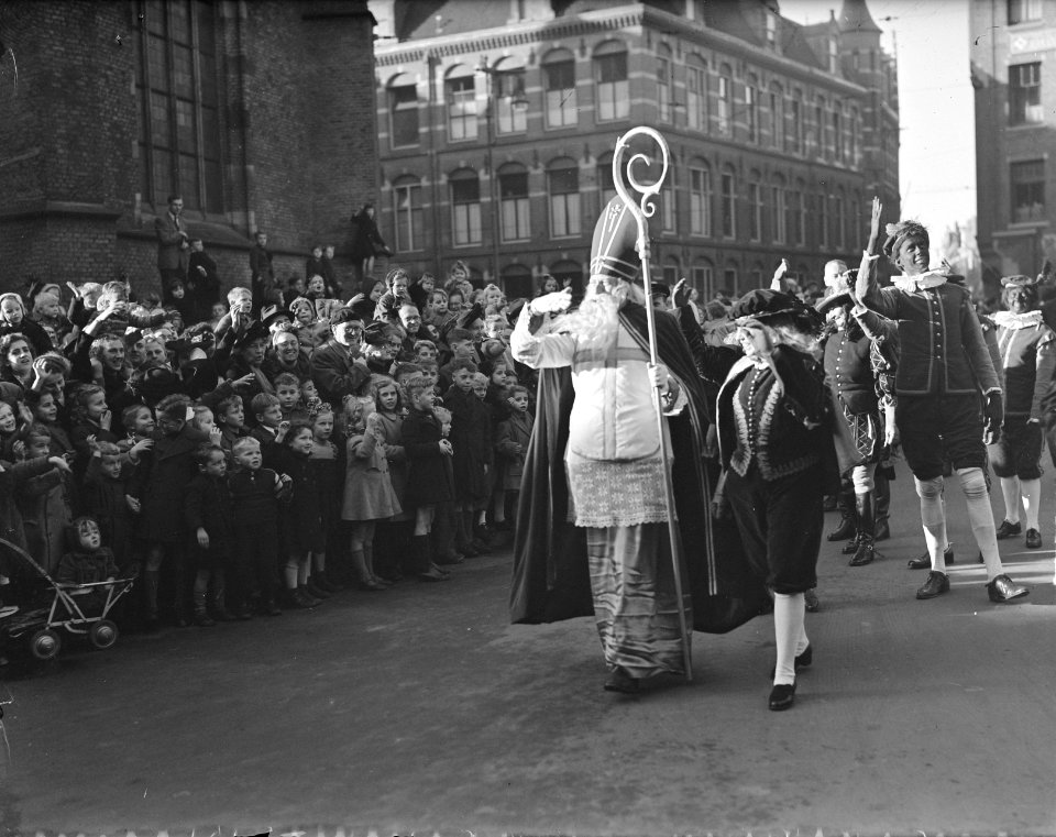 Sint Nicolaas op het Kerkplein in Den Haag, Bestanddeelnr 903-1057