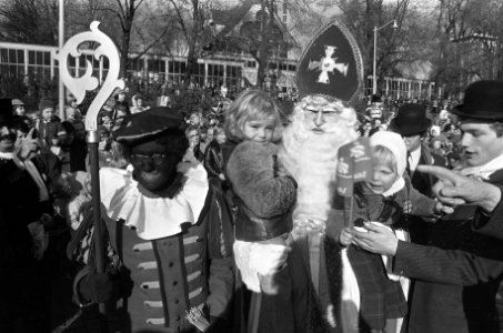Sint Nicolaas met kinderen op de arm, naast hem Zwarte Piet, Bestanddeelnr 926-8258