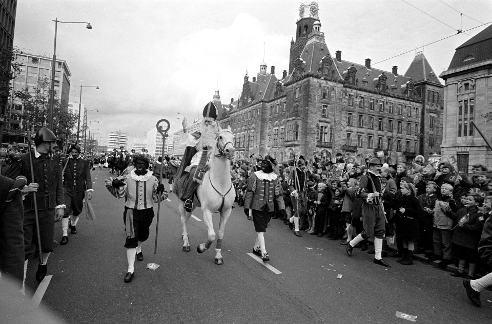 Sint Nicolaas in Rotterdam. Hier met zijn zwarte pieten tijdens de intocht, Bestanddeelnr 920-8579