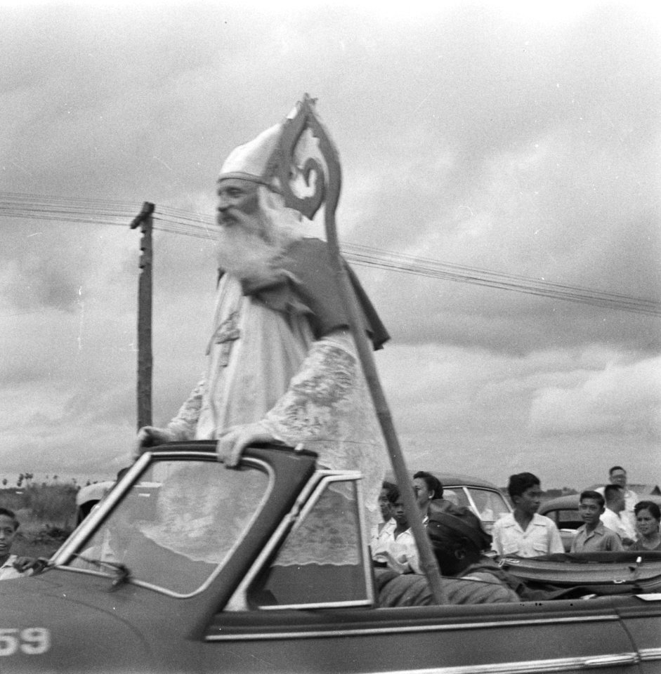 Sint Nicolaas en een Zwarte Piet in een open auto tijdens intocht, Bestanddeelnr 12611