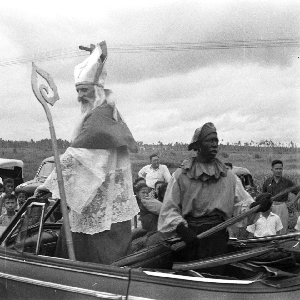 Sint Nicolaas en een Zwarte Piet in een open auto tijdens intocht, Bestanddeelnr 12610