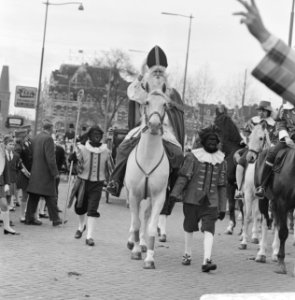 Sint Nicolaas in Rotterdam. De Sint op zijn witte schimmel tijdens intocht, Bestanddeelnr 920-8580