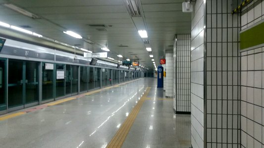 Sinpung Station platform