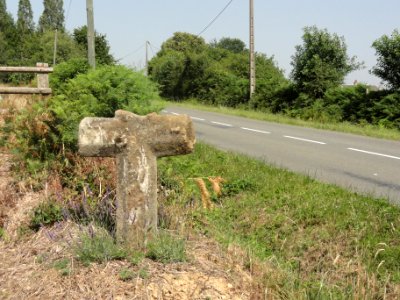 Sillé-le-Guillaume (Sarthe) croix cassée D5