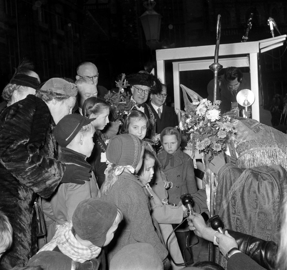Sint Nicolaas bezoekt koningin Juliana en prinsessen op de Dam, Bestanddeelnr 905-4269
