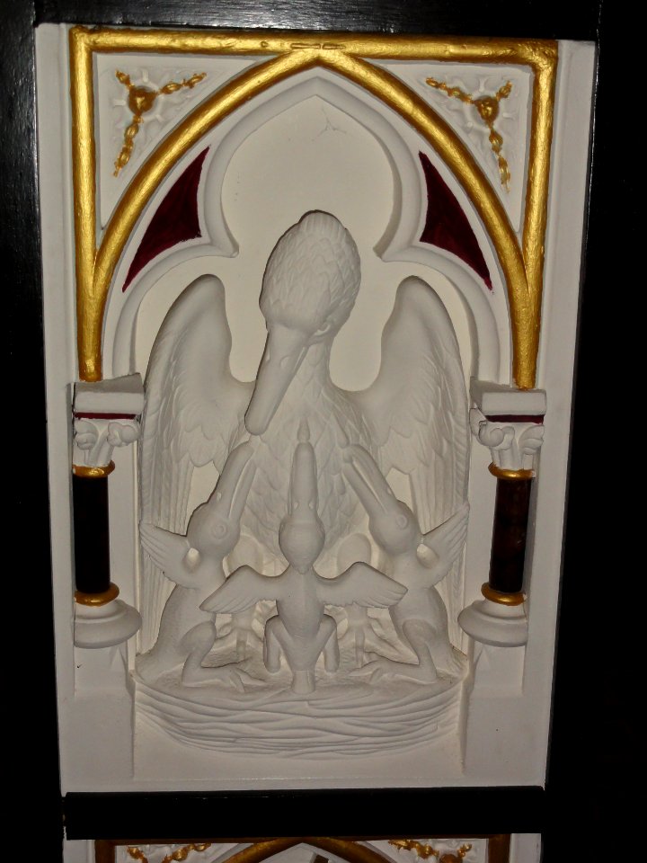 Sint Martinuskerk Katwijk (Cuijk) relief pelikaan met jongen