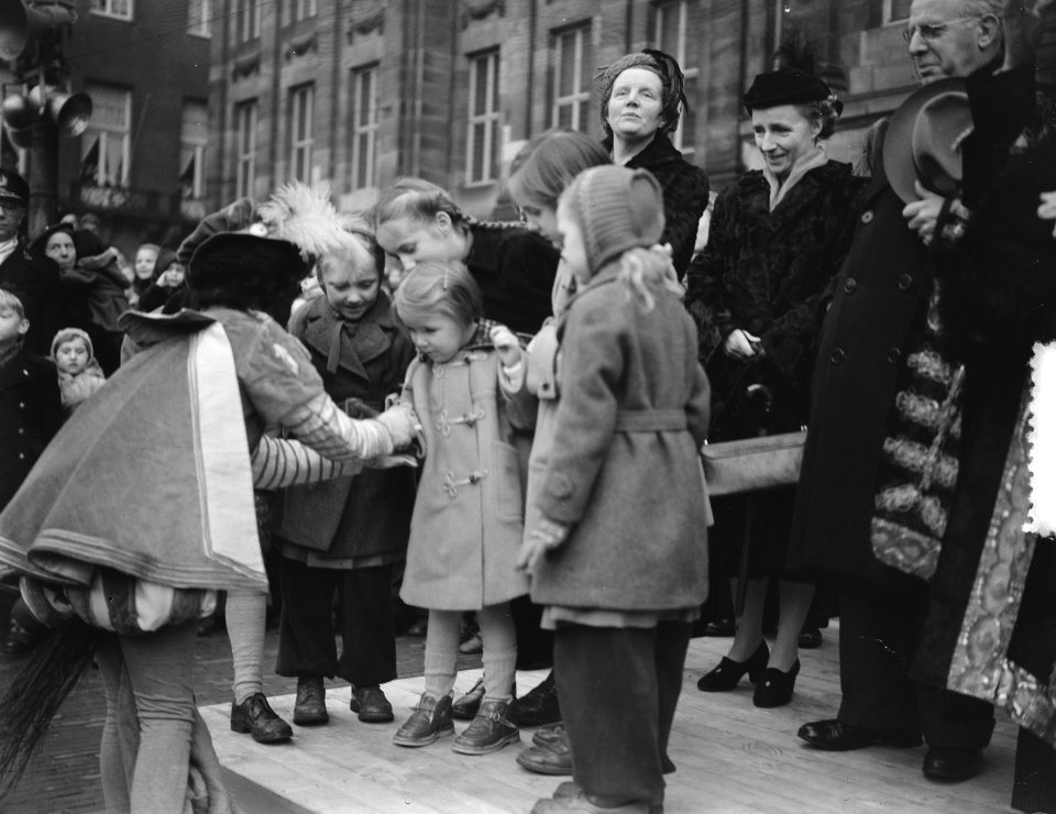 Sint Nicolaas bezoekt koningin Juliana en prinsessen op de Dam, Bestanddeelnr 905-4277
