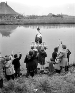 Sint Nicolaas bezoekt Burgervlotbrug op waterfiets, Bestanddeelnr 909-9981