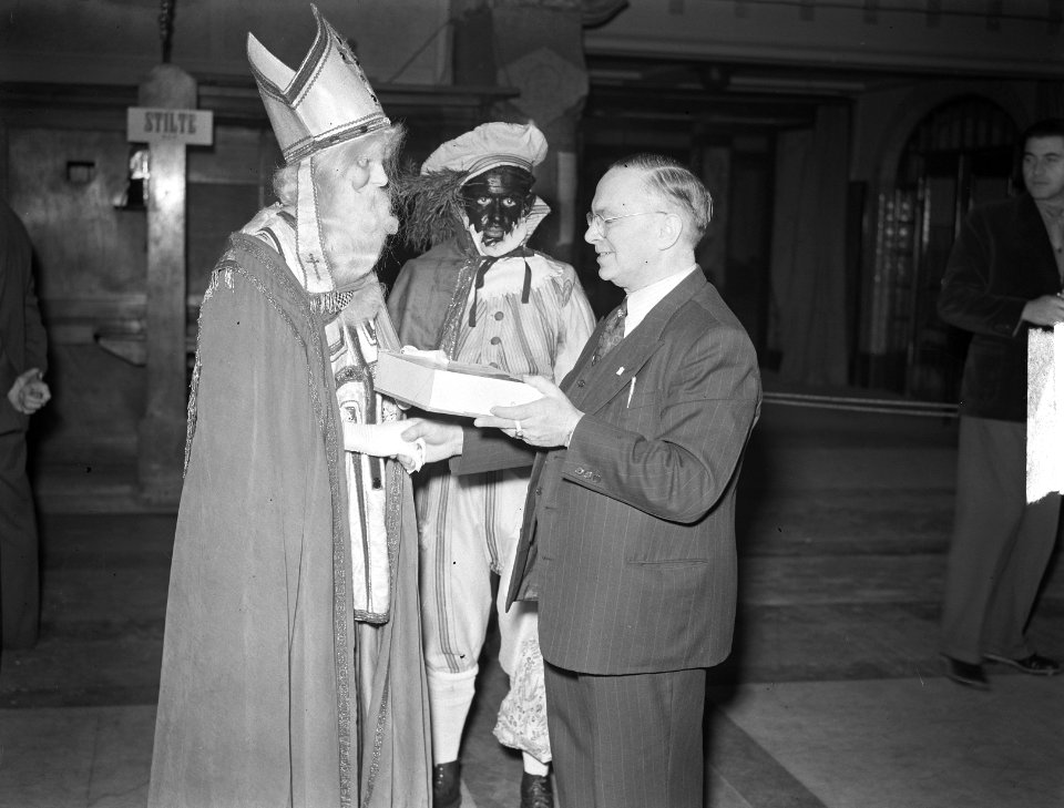 Sint Nicolaas bezoekt schaaktoernooi in Amsterdam. Met de hr. Van Herten, Bestanddeelnr 904-3110