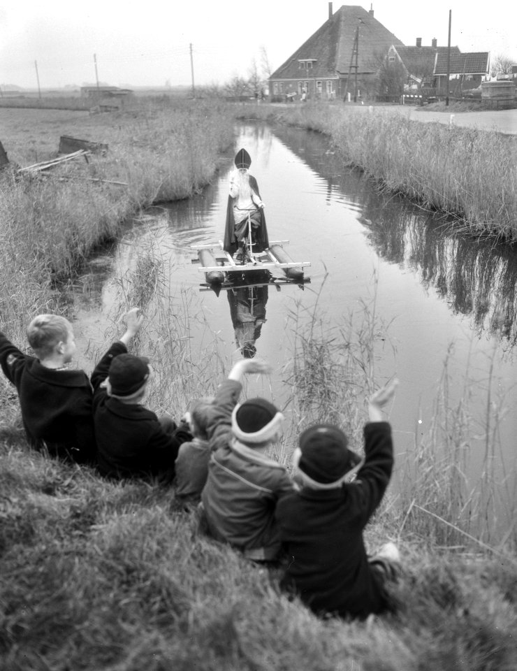 Sint Nicolaas bezoekt Burgervlotbrug op waterfiets, Bestanddeelnr 909-9984