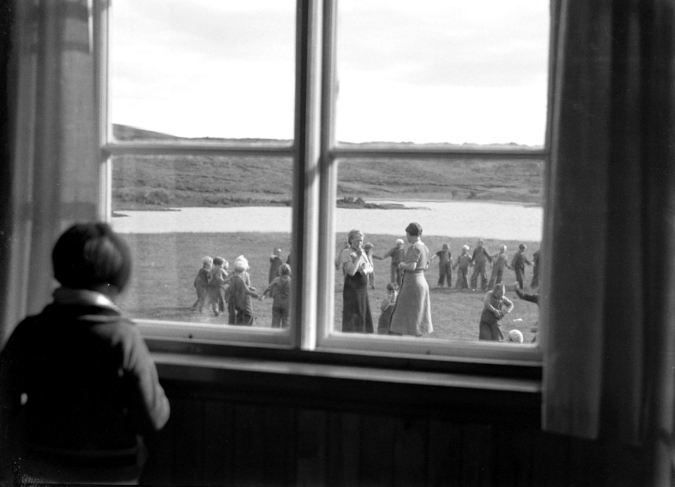 Silungapollur, kindertehuis Gezicht vanuit het tehuis door en raam op de speelp, Bestanddeelnr 190-0465