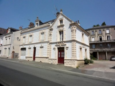 Sillé-le-Guillaume (Sarthe) rue de Bretagne 16-18, maison décorée (01)