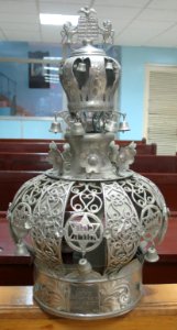 Silver Torah crown displayed in Sinagoga Adath Israel de Cuba