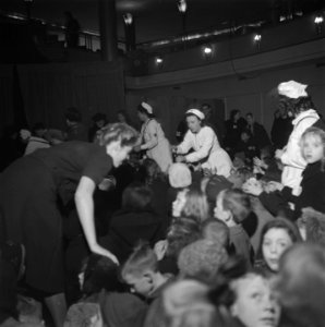 Sint Nicolaas in Amsterdam. Kinderen in zaal, Bestanddeelnr 901-1734