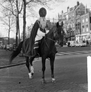 Sint Nicolaas alleen op stap in Rotterdam, Bestanddeelnr 916-2503