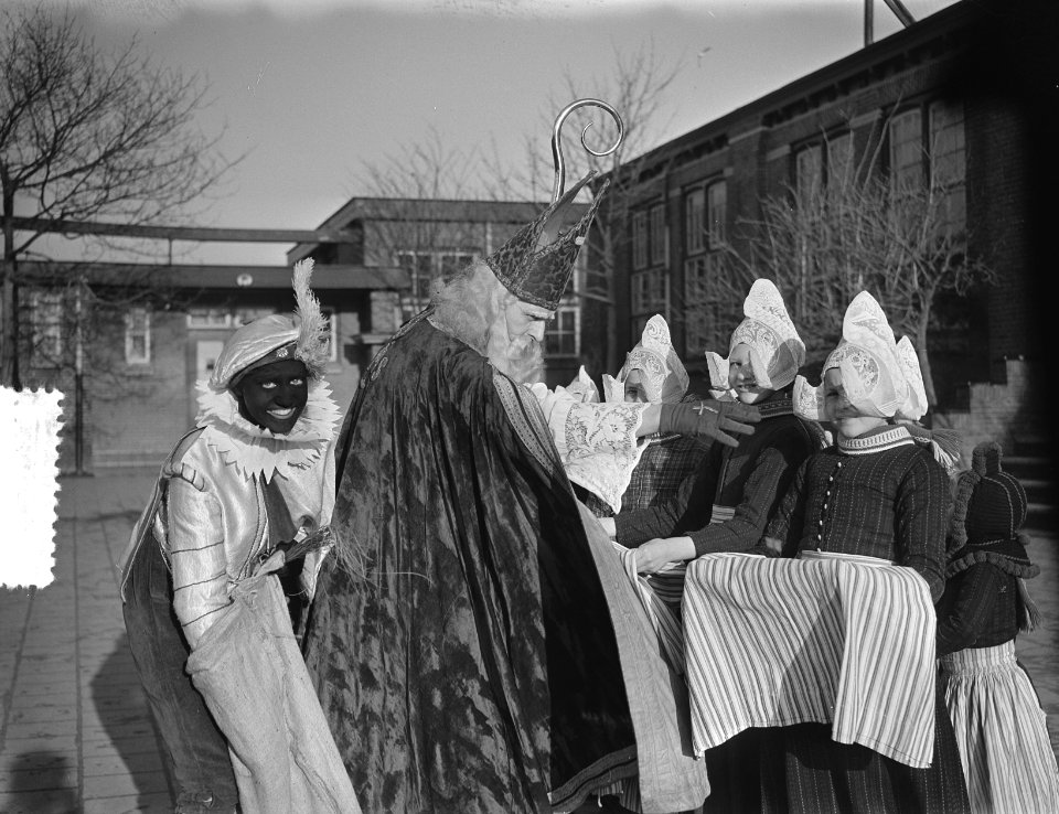 Sint Nicolaas bezoekt school in Volendam, Bestanddeelnr 905-4241