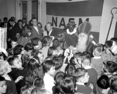 Sint Nicolaas aan boord Rijndam met Canadese emigranten, Bestanddeelnr 910-8543