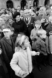 Sint Nicolaas in Amsterdam Burgemeester Samkalden en echtgenote tussen de kinder, Bestanddeelnr 920-8656
