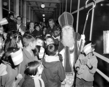 Sint Nicolaas aan boord Rijndam met Canadese emigranten, Bestanddeelnr 910-8547