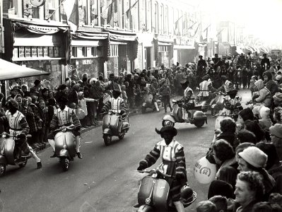 Sint Nicolaas, tijdens zijn intocht in de Generaal Cronjéstraat. Aangekocht in 1977 van fotograaf C. de Boer. Identificatienummer 54-004386, NL-HlmNHA 54004386