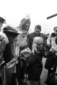 Sint Nicolaas arriveert per boot in Amsterdam, Bestanddeelnr 925-1357