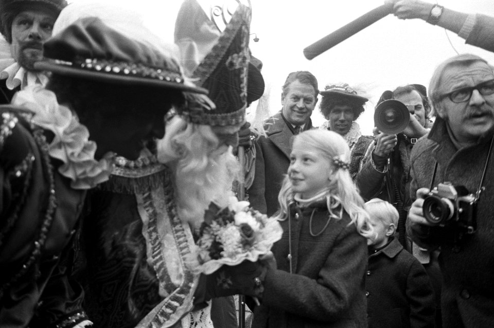 Sint Nicolaas arriveert per boot in Amsterdam, Bestanddeelnr 925-1358