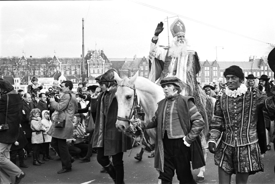 Sint Nicolaas arriveert in Amsterdam Sint te paard, Bestanddeelnr 924-0110