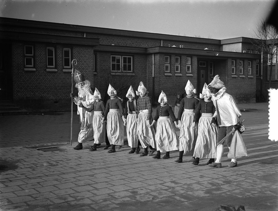 Sint Nicolaas bezoekt school in Volendam, Bestanddeelnr 905-4238