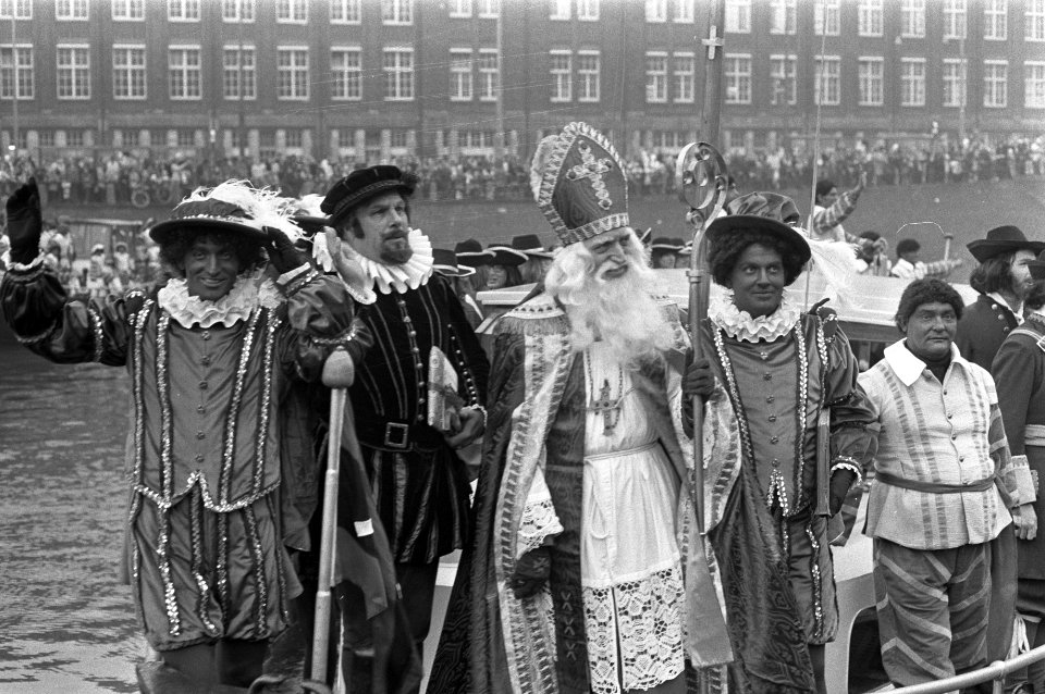 Sint Nicolaas arriveert per boot in Amsterdam, Bestanddeelnr 925-1360