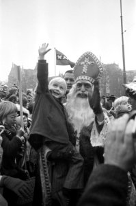 Sint Nicolaas arriveert per boot in Amsterdam, Bestanddeelnr 925-1356