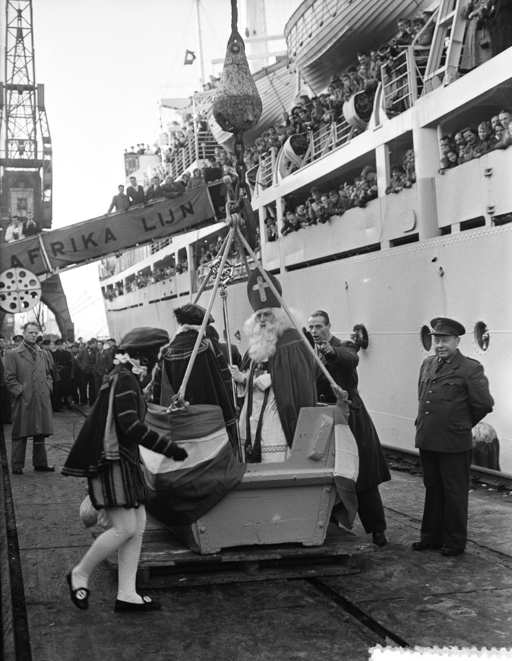 Sint Nicolaas en Zwarte Piet brengen een bezoek aan het emigrantenschip Groote B, Bestanddeelnr 906-8721