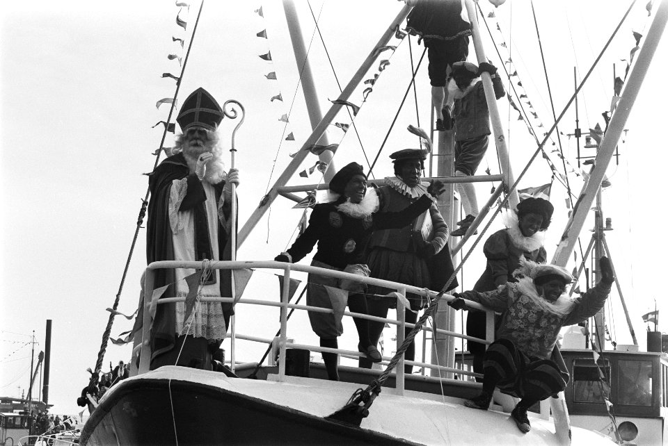 Sint Nicolaas arriveert in Volendam per boot, Bestanddeelnr 924-0118