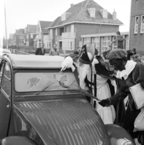 Sint Nicolaas en Piet, hun ramen van auto beslagen door vriesweer, Bestanddeelnr 915-8124
