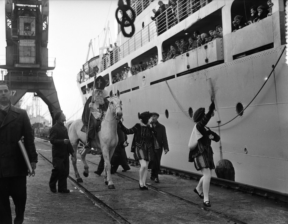 Sint Nicolaas en Zwarte Piet brengen een bezoek aan het emigrantenschip Groote B, Bestanddeelnr 906-8723