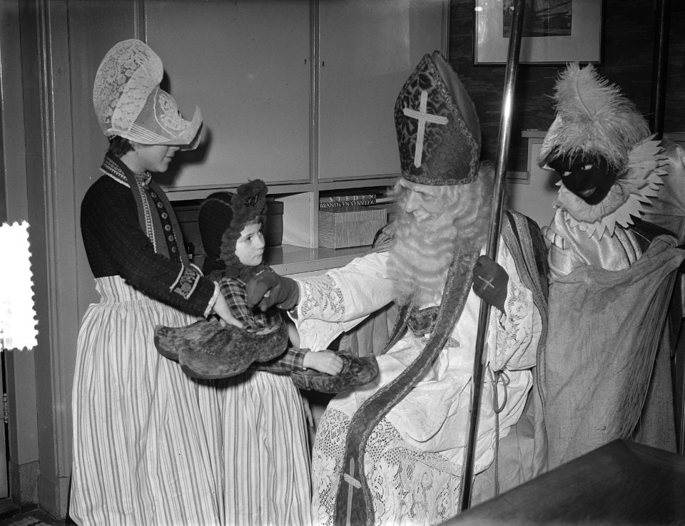 Sint Nicolaas bezoekt school in Volendam, Bestanddeelnr 905-4246