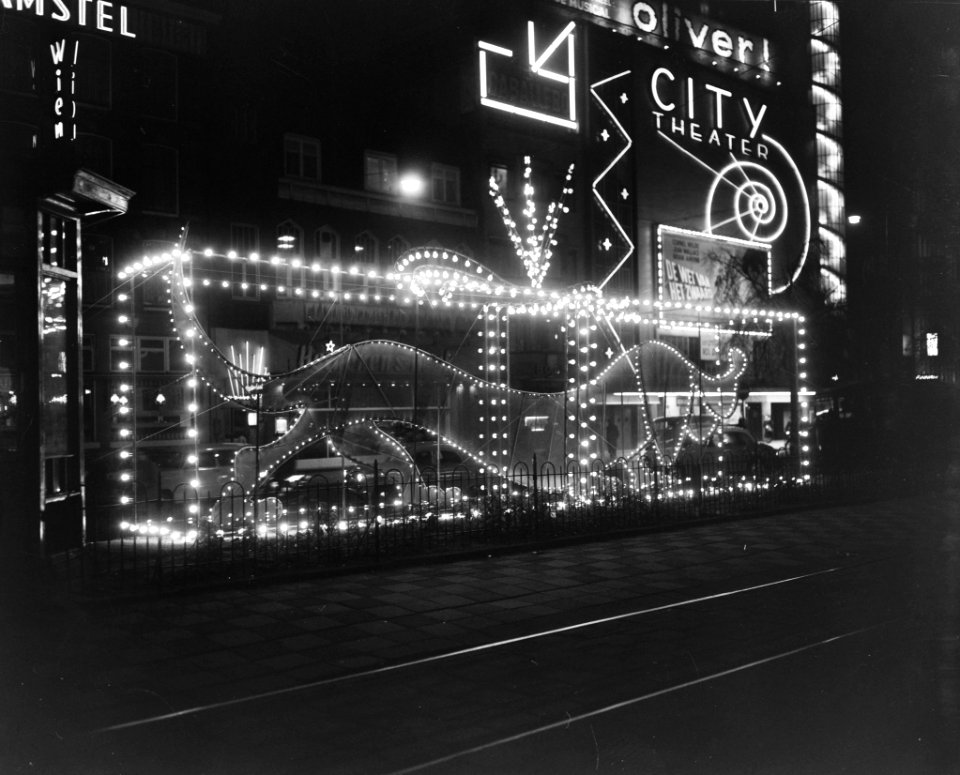 Sint Nicolaas en kerstverlichting in Amsterdamse binnenstad Een hond op Leidsep, Bestanddeelnr 915-8114