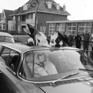 Sint Nicolaas en Piet, hun ramen van auto beslagen door vriesweer, Bestanddeelnr 915-8125