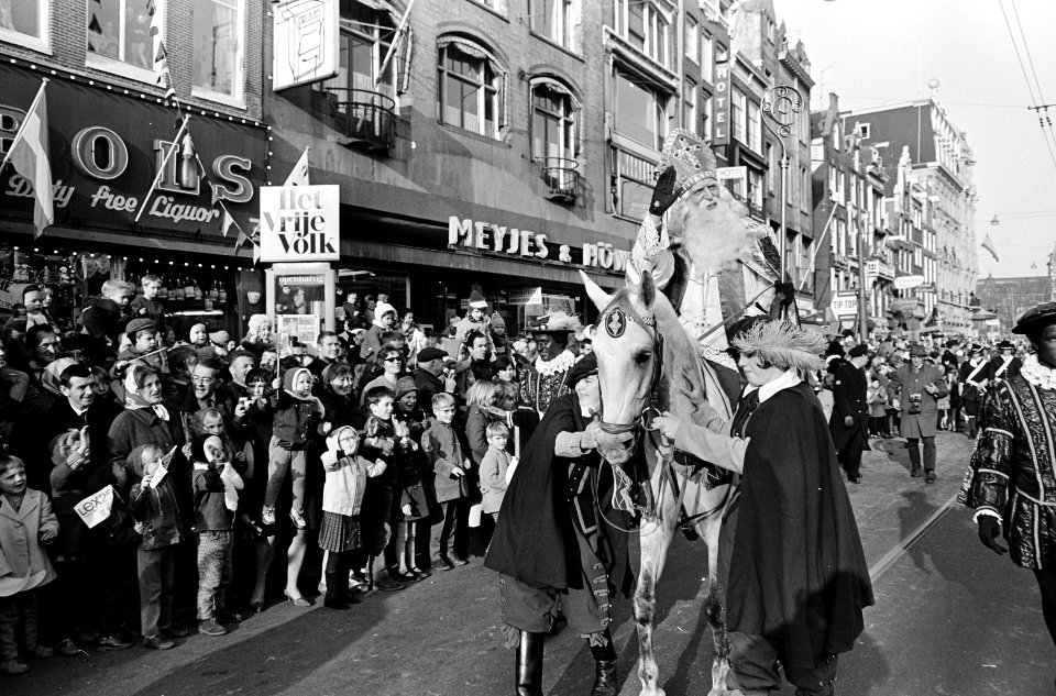 Sint Nicolaas in Amsterdam De Sint met knechten op Damrak, Bestanddeelnr 920-8657