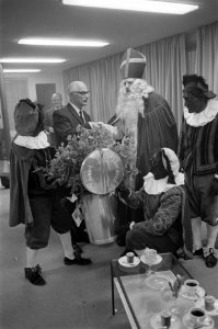 Sint Nicolaas in Haagse Nieuwspoort zijn laatste cadea gegeven, de 500000ste vu, Bestanddeelnr 915-8162