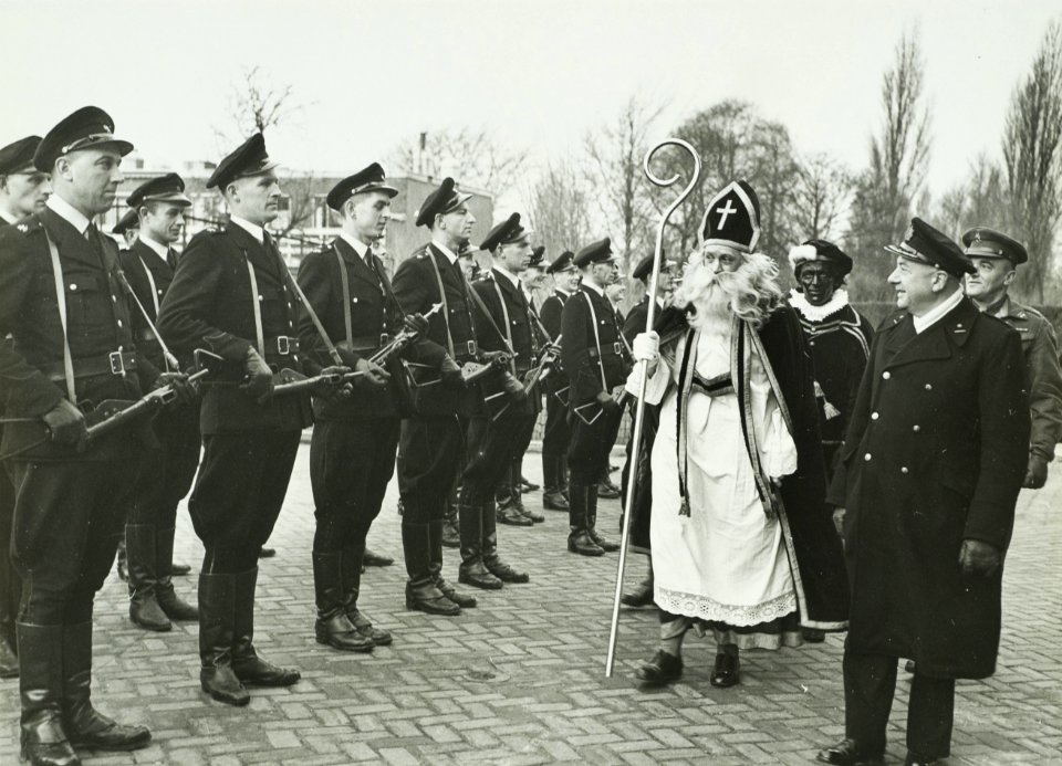 Sint Nicolaas op bezoek bij de politie. NL-HlmNHA 5400464141