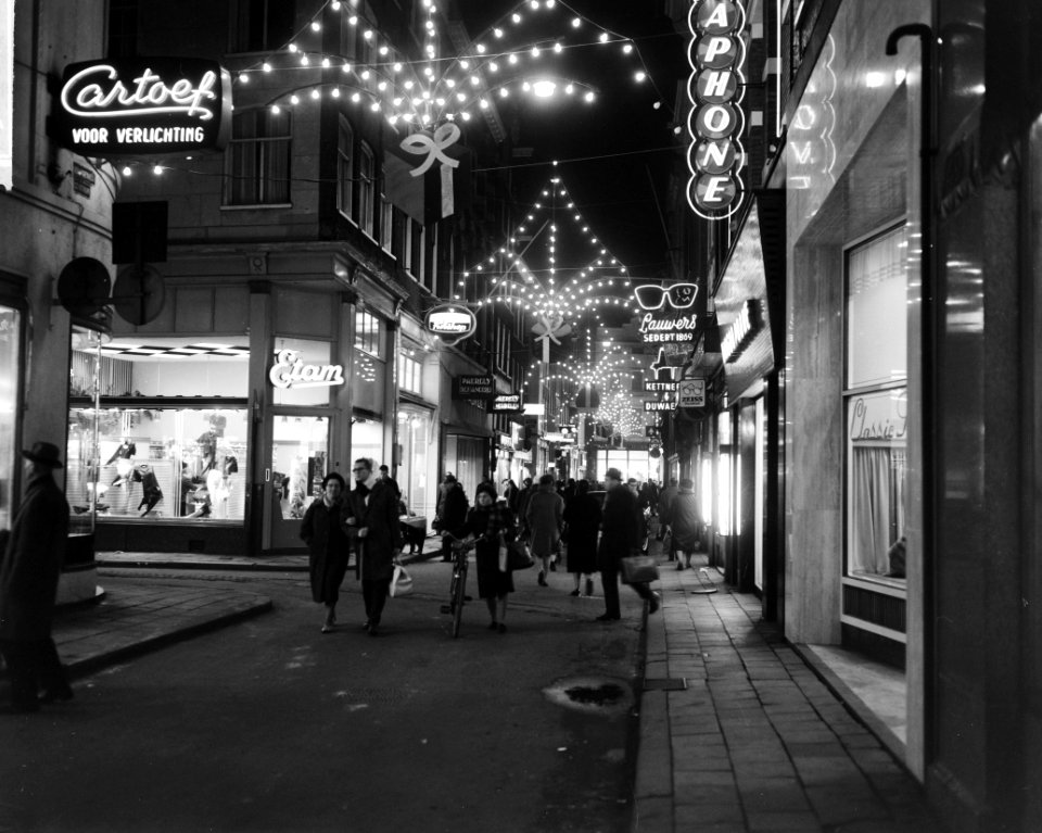 Sint Nicolaas en kerstverlichting in Amsterdamse binnenstad De heiligeweg richt, Bestanddeelnr 915-8118
