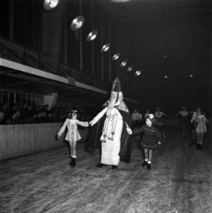 Sint Nicolaas met drie Zwarte Pieten in Amsterdam, Bestanddeelnr 901-4800