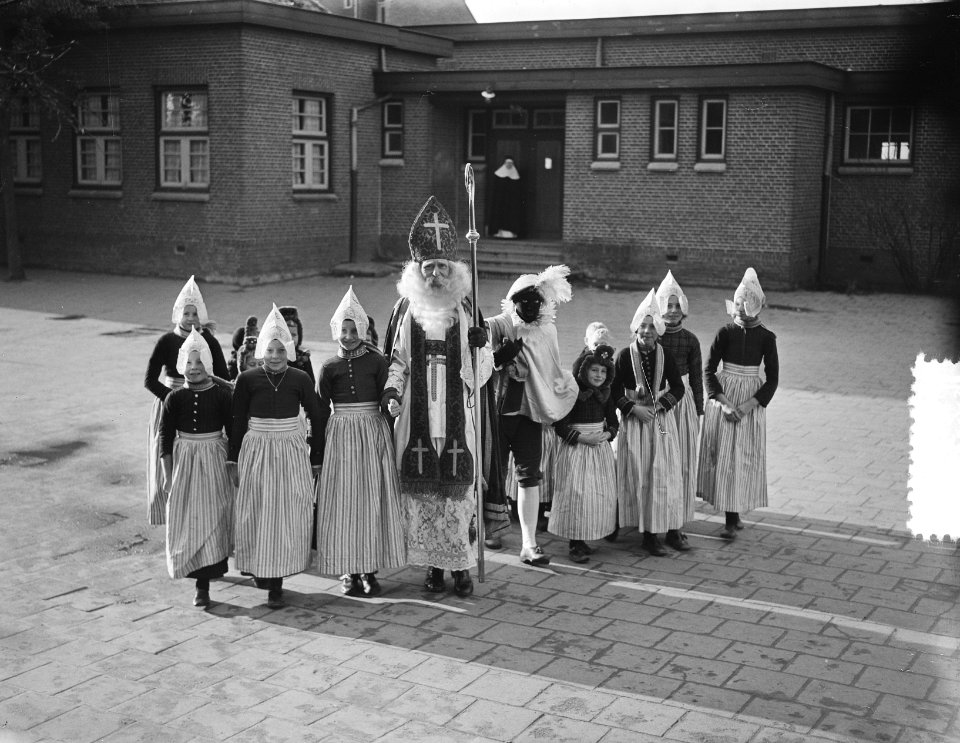Sint Nicolaas bezoekt school in Volendam, Bestanddeelnr 905-4237