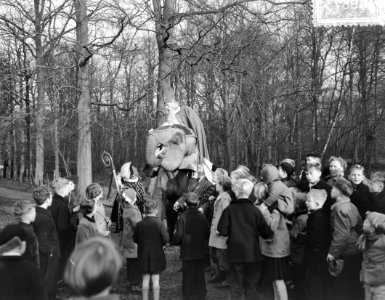 Sint Nicolaas op olifant bezoekt Chemische Fabriek Naarden, Bestanddeelnr 906-8673