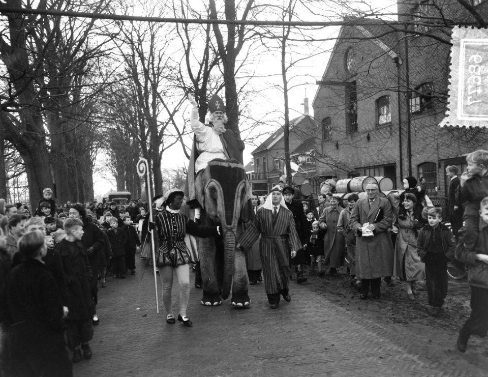 Sint Nicolaas op olifant bezoekt Chemische Fabriek Naarden, Bestanddeelnr 906-8677